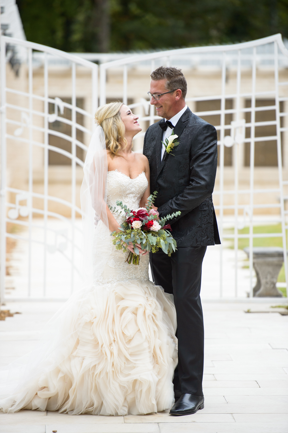 Photographer Madison Yen | The Guest House at Graceland Guest House Graceland Wedding - Graceland Couple