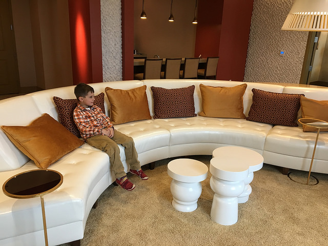 memphis-staycation-at-the-guest-house-at-graceland-13